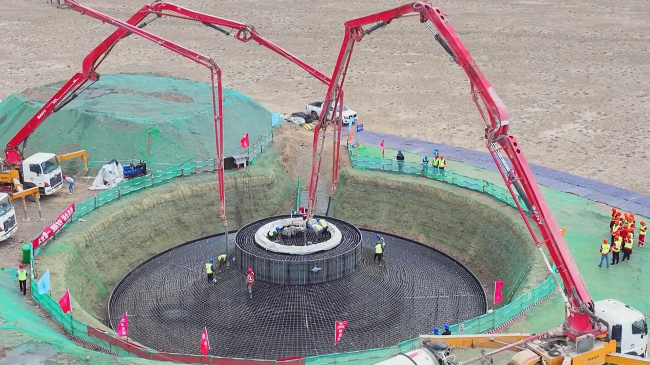 5月24日,888集团6008木垒100万千瓦风电项目正在举行装备基础混凝土浇注事情。加尔斯摄.jpg 5月24日,888集团6008木垒100万千瓦风电项目正在举行装备基础混凝土浇注事情。加尔斯摄.jpg